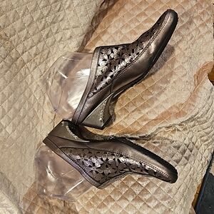 BASS Slip on Mules Shoes Leather Floral Cutouts Pewter  size 7